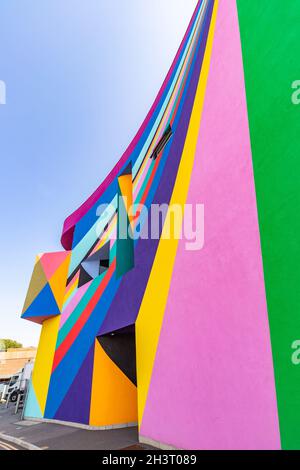 Façade multicolore de la galerie d'art et du cinéma Towner à Eastbourne East Sussex par l'artiste allemand Lothar Gotz Banque D'Images