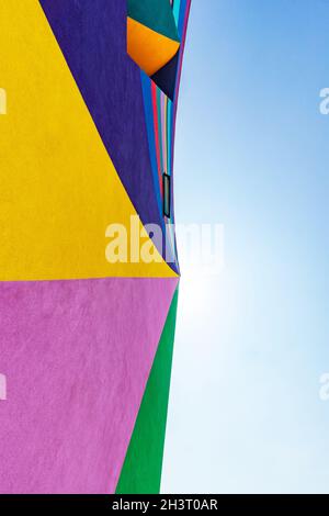 Façade multicolore de la galerie d'art et du cinéma Towner à Eastbourne East Sussex par l'artiste allemand Lothar Gotz Banque D'Images