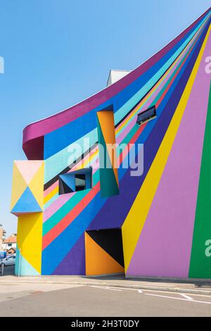 Façade multicolore de la galerie d'art et du cinéma Towner à Eastbourne East Sussex par l'artiste allemand Lothar Gotz Banque D'Images