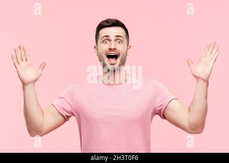 J'ai surpris un portrait d'homme excité avec les bras levés Banque D'Images