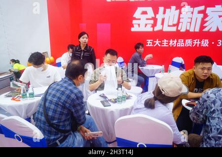 La 21e exposition de décoration à la maison de Shenzhen a eu lieu au Shenzhen Bay Sports Center, et beaucoup de gens ont assisté et commandé Banque D'Images