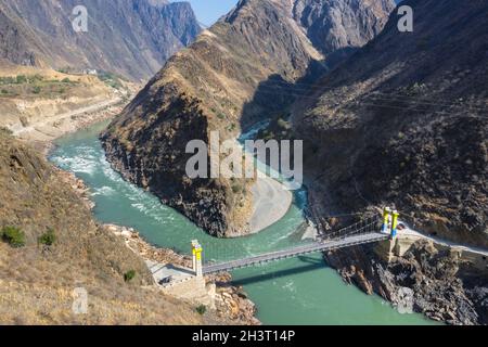 Vue aérienne du pont sur la rivière Nujiang Banque D'Images