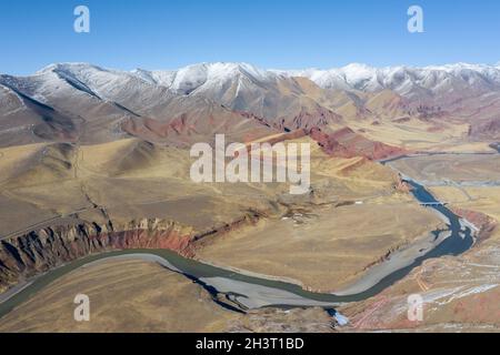 Vue aérienne de la rivière nujiang avec les montagnes de tanggula Banque D'Images