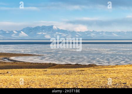 Paysage du lac de Namtso au crépuscule Banque D'Images