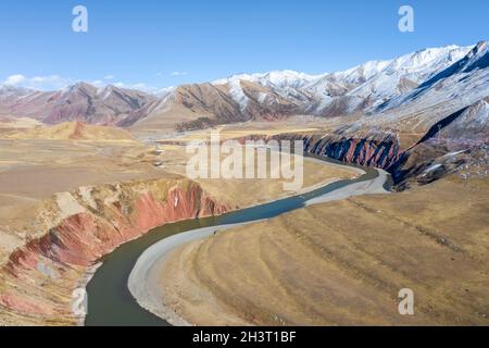 Paysage de la rivière Nujiang avec les montagnes de tanggula au tibet Banque D'Images