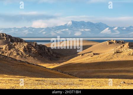 Plateau du Tibet paysage de lac Saint et de montagne enneigée Banque D'Images