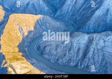 Vue aérienne de la rivière sinueuse nujiang au tibet Banque D'Images