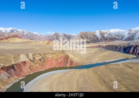 Magnifique paysage de la rivière nujiang avec les montagnes de tanggula Banque D'Images