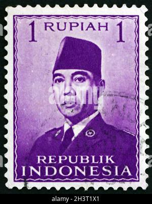 INDONÉSIE - VERS 1951 : un timbre imprimé en Indonésie montre le Président Sukarno, 1er Président de l'Indonésie, vers 1951 Banque D'Images