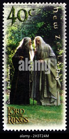 NOUVELLE-ZÉLANDE - VERS 2001: Un timbre imprimé en Nouvelle-Zélande montre Gandalf le gris et Saruman le blanc, scène du Seigneur des anneaux: Le Fellowshi Banque D'Images