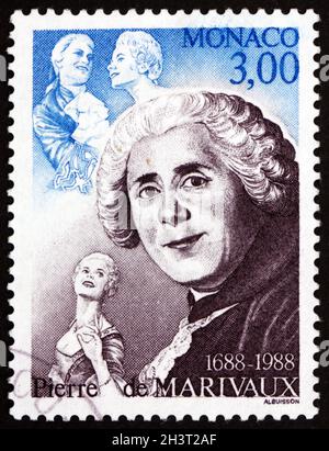 MONACO - VERS 1988 : un timbre imprimé à Monaco montre Pierre Carlet de Chamblain de Marivaux (1688-1763), dramaturge et romancier français, vers 1988 Banque D'Images