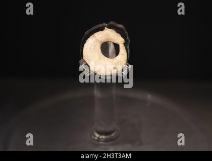 Hefei, Chine.29 octobre 2021.(211030) -- HEFEI, 30 octobre 2021 (Xinhua) -- photo prise le 29 octobre 2021 montre un jadeware excavé sur le site reliques de Liangjiatan, au Musée Hanshan dans le comté de Hanshan, dans la province d'Anhui en Chine orientale.Beijing a dévoilé les médailles des Jeux olympiques et paralympiques d'hiver de 2022 le 26 octobre.Nommés 'Tongxin', signifiant 'ensemble comme un', les médailles comportent cinq anneaux concentriques, et leur conception arrière a été inspirée par le jadware 'Bi' découvert sur le site des reliques de Lingjiatan dans la province d'Anhui.Datant d'il y a environ 5,300 ans à 5,800 ans, Lingjiatan est connu Banque D'Images