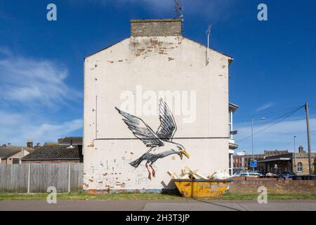 Harengs Gull mangeant des jetons murale par Banksy sur Trafalgar Street à Lowestoft, Suffolk, Royaume-Uni.Peint dans le cadre de la grande pulvérisation britannique. Banque D'Images