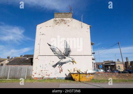 Harengs Gull mangeant des jetons murale par Banksy sur Trafalgar Street à Lowestoft, Suffolk, Royaume-Uni.Peint dans le cadre de la grande pulvérisation britannique. Banque D'Images