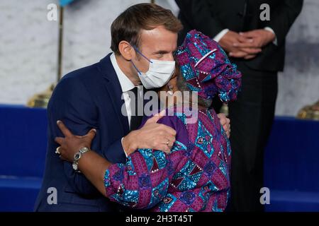 Le président français Emmanuel Macron épouse Ngozi Okonjo-Iweala, président de l’Organisation mondiale du commerce, au centre de conférence de la Nuvola, lors du sommet du G20 à Rome, en Italie.Date de la photo: Samedi 30 octobre 2021. Banque D'Images