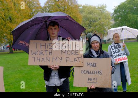 Bristol, Royaume-Uni.30 octobre 2021.Protestant sous la pluie.Les locataires touchés par le coût de la sécurité de leurs maisons tiennent un rallye à College Green, Bristol.Les séquelles de l'incendie de Grenfell sont la nécessité d'enlever les revêtements inflammables des maisons, mais le coût est placé sur les locataires et non sur les constructeurs et les promoteurs qui ont installé le revêtement dangereux.Crédit : JMF News/Alay Live News Banque D'Images