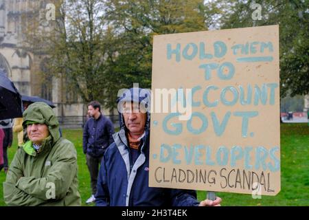 Bristol, Royaume-Uni.30 octobre 2021.Protestant sous la pluie.Les locataires touchés par le coût de la sécurité de leurs maisons tiennent un rallye à College Green, Bristol.Les séquelles de l'incendie de Grenfell sont la nécessité d'enlever les revêtements inflammables des maisons, mais le coût est placé sur les locataires et non sur les constructeurs et les promoteurs qui ont installé le revêtement dangereux.Crédit : JMF News/Alay Live News Banque D'Images