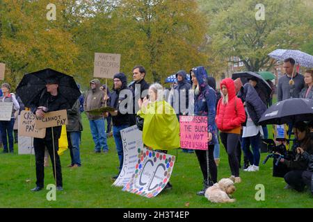 Bristol, Royaume-Uni.30 octobre 2021.Protestant sous la pluie.Les locataires touchés par le coût de la sécurité de leurs maisons tiennent un rallye à College Green, Bristol.Les séquelles de l'incendie de Grenfell sont la nécessité d'enlever les revêtements inflammables des maisons, mais le coût est placé sur les locataires et non sur les constructeurs et les promoteurs qui ont installé le revêtement dangereux.Crédit : JMF News/Alay Live News Banque D'Images