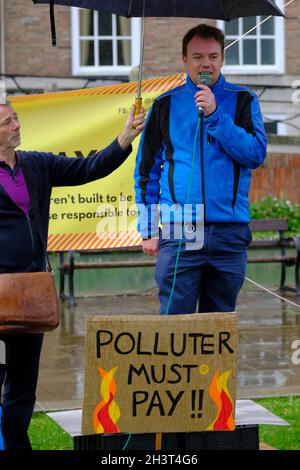 Bristol, Royaume-Uni.30 octobre 2021.Canpaigner Steve Day est venu de Londres pour parler à la foule.Les locataires touchés par le coût de la sécurité de leurs maisons tiennent un rallye à College Green, Bristol.Les séquelles de l'incendie de Grenfell sont la nécessité d'enlever les revêtements inflammables des maisons, mais le coût est placé sur les locataires et non sur les constructeurs et les promoteurs qui ont installé le revêtement dangereux.Crédit : JMF News/Alay Live News Banque D'Images