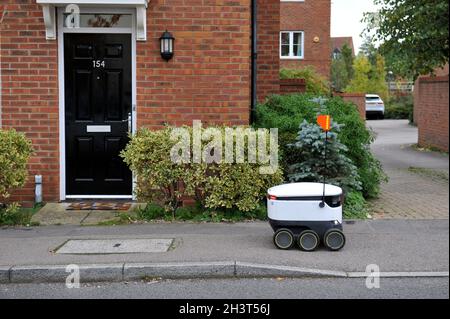 Un robot Starship dans la zone d'Oxley Park de Milton Keynes, le premier service de livraison autonome de Grande-Bretagne qui fournit des solutions de livraison sans contact Banque D'Images