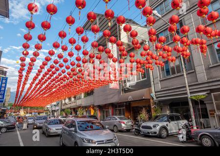 Des lanternes chinoises rouges pendent dans la rue Banque D'Images