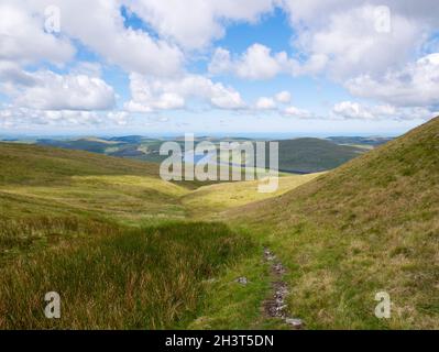 Vue depuis les pentes de Pen Pumlumon Fawr (Plynlimon), point culminant des montagnes galloises du Cambrien (752m), surplombant le réservoir de Nant y Moch. Banque D'Images