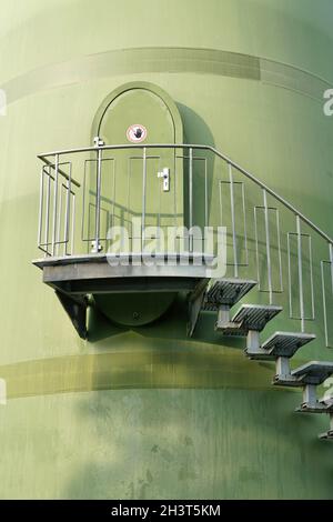 Escalier menant à une porte sur la tour d'une éolienne dans une zone industrielle de Magdebourg en Allemagne Banque D'Images