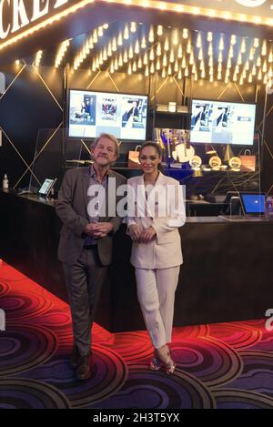 Francfort-sur-le-main, Allemagne.29 octobre 2021.Nilam Farooq und Söncke Wortman BEI der Premiere von Contra am 29.Oktober 2021 à Francfort-sur-le-main, vor der Kasse der Astor film Lounge.(Photo par Alexander Pohl/Sipa USA) crédit: SIPA USA/Alay Live News Banque D'Images