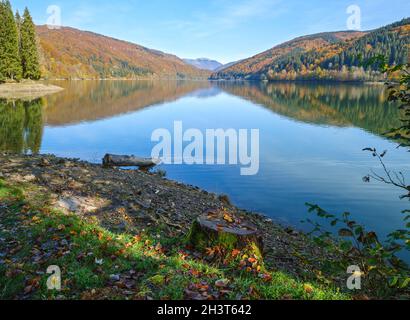 Réservoir d'eau de Vilshany sur le fleuve Tereblya, Transcarpathia, Ukraine.Lac pittoresque avec reflet des nuages.Superbe hôtel Banque D'Images