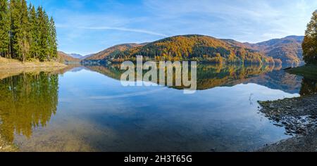 Réservoir d'eau de Vilshany sur le fleuve Tereblya, Transcarpathia, Ukraine.Lac pittoresque avec reflet des nuages.Superbe hôtel Banque D'Images