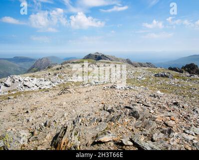 Le sommet rocheux des montagnes y Glyderau à Snowdonia, montrant le sommet de Glyder Fach vu de la voisine Glyder Fawr Banque D'Images