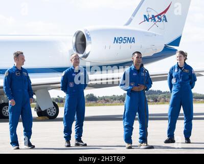 Cape Canaveral, États-Unis.30 octobre 2021.L'astronaute de la NASA Raja Chari, deuxième en partant de la droite, s'adresse aux médias après être arrivé de Houston au centre spatial NASAâs Kennedy, avec les autres astronautes de la NASA Tom Marshburn, deuxième en partant de la gauche et Kayla Barron, à droite,Et l'astronaute Matthias Maurer de l'ESA (Agence spatiale européenne) est parti, devant la mission de l'équipage SpaceXâs-3, le mardi 26 octobre 2021, en Floride.NASAâs la mission SpaceX Crew-3 est la troisième mission de rotation d'équipage du vaisseau spatial SpaceX Crew Dragon et de la fusée Falcon 9 à la Station spatiale internationale Banque D'Images