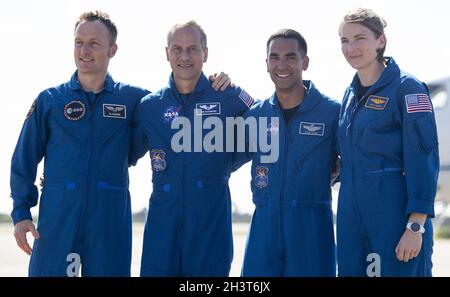 Cape Canaveral, États-Unis.30 octobre 2021.Matthias Maurer, astronaute de l'ESA (Agence spatiale européenne), à gauche, et Tom Marshburn, astronautes de la NASA, deuxième à partir de la gauche, Raja Chari, deuxième à partir de la droite, et Kayla Barron,À droite, posez pour une photo après avoir répondu aux questions des membres des médias après leur arrivée à l'installation de lancement et d'atterrissage au centre spatial NASAâs Kennedy avant la mission de l'équipage 3-SpaceXâs, le mardi 26 octobre 2021, en Floride.NASAâs la mission SpaceX Crew-3 est la troisième mission de rotation d'équipage du vaisseau spatial SpaceX Crew Dragon et de la fusée Falcon 9 à destination de la Station spatiale internationale Banque D'Images