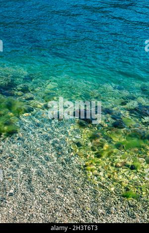 Bleu de l'eau de mer avec des pierres en mousse. Banque D'Images