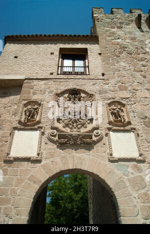 Tolède, Espagne Pont Saint Martin traversée médiévale de la rivière Tage vers la vieille ville vue rapprochée d'une imposante tour défensive Banque D'Images