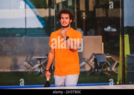 Un joueur de padel s'est exlaté après avoir remporté un match - Jeune athlète célébrant la victoire après le bon match Banque D'Images