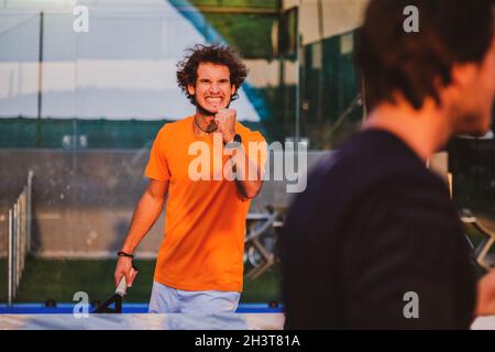 Un joueur de padel s'est exlaté après avoir remporté un match - Jeune athlète célébrant la victoire après le bon match Banque D'Images