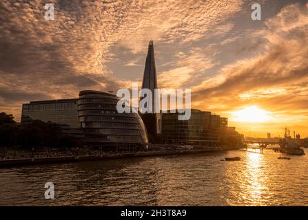 Coucher de soleil sur la rivière Shard et la Tamise, capturé à partir de Tower Bridge à Londres, Angleterre, Royaume-Uni Banque D'Images