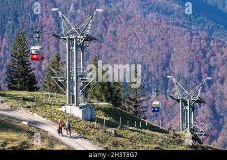 Aschau im Chiemgau, Allemagne.30 octobre 2021.Les gondoles du téléphérique de Kampenwand se déplacent jusqu'aux gares du haut et du bas.Gondoles plus grandes, plus grande capacité, accessibilité - le téléphérique du Kampenwand à Chiemgau doit être renouvelé.Toutefois, certains écologistes critiquent les projets de renouvellement du Kampenwandbahn.Credit: Sven Hoppe/dpa/Alay Live News Banque D'Images