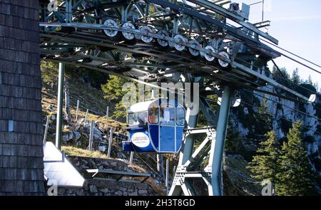 Aschau im Chiemgau, Allemagne.30 octobre 2021.Une télécabine du Kampenwandbahn quitte la gare supérieure.Gondoles plus grandes, plus grande capacité, accessibilité - le téléphérique du Kampenwand à Chiemgau doit être renouvelé.Toutefois, certains écologistes critiquent les projets de renouvellement du Kampenwandbahn.Credit: Sven Hoppe/dpa/Alay Live News Banque D'Images