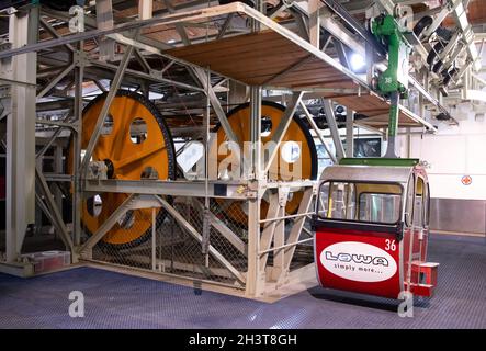 Aschau im Chiemgau, Allemagne.30 octobre 2021.Une gondole du Kampenwandbahn est visible dans la station de la vallée.Gondoles plus grandes, plus grande capacité, accessibilité - le téléphérique du Kampenwand à Chiemgau doit être renouvelé.Toutefois, certains écologistes critiquent les projets de renouvellement du Kampenwandbahn.Credit: Sven Hoppe/dpa/Alay Live News Banque D'Images