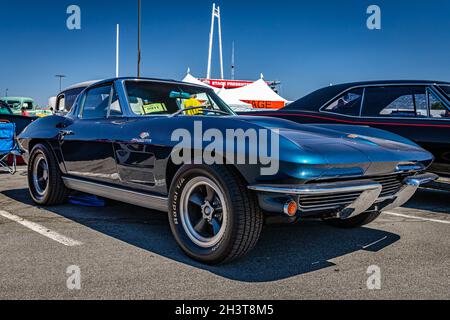 Reno, NV - le 4 août 2021 : coupé à glace divisée de la Corvette Stingray 1963 de Chevrolet à un salon de l'auto local. Banque D'Images