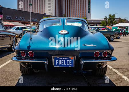 Reno, NV - le 4 août 2021 : coupé à glace divisée de la Corvette Stingray 1963 de Chevrolet à un salon de l'auto local. Banque D'Images