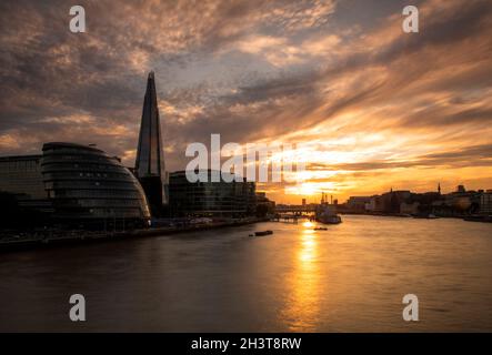 Coucher de soleil sur la rivière Shard et la Tamise, capturé à partir de Tower Bridge à Londres, Angleterre, Royaume-Uni Banque D'Images