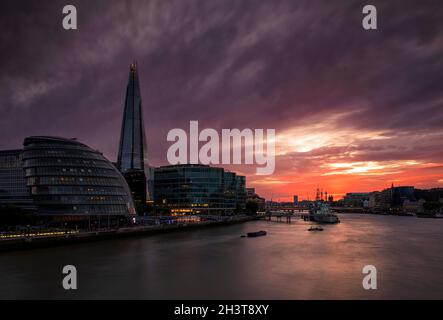 Coucher de soleil sur la rivière Shard et la Tamise, capturé à partir de Tower Bridge à Londres, Angleterre, Royaume-Uni Banque D'Images