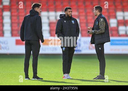 Cheltenham, Royaume-Uni.30 octobre 2021.Sheffield mercredi joueurs pendant l'inspection avant match à, le 10/30/2021.Credit: SIPA USA/Alay Live News Banque D'Images