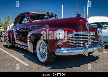 Reno, NV - le 4 août 2021 : Cabriolet 1941 de la série 62 de Cadillac lors d'un salon automobile local. Banque D'Images