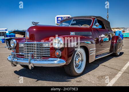 Reno, NV - le 4 août 2021 : Cabriolet 1941 de la série 62 de Cadillac lors d'un salon automobile local. Banque D'Images