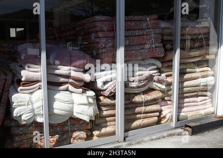 Nojiri, nagano, japon, 2021-20-10 , Futons empaquetés dans un hôtel fermé dans le lac de Nojiri à Nagano, Japon. Banque D'Images