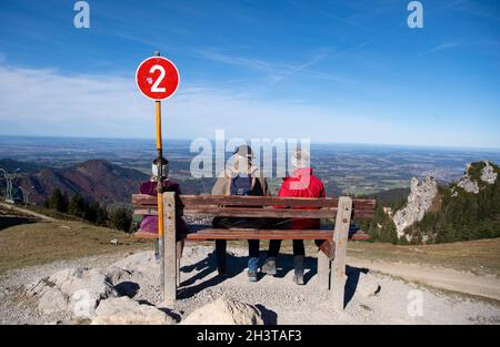 Aschau im Chiemgau, Allemagne.30 octobre 2021.Les excursions apprécient le beau temps à la station de montagne du Kampenwandbahn.Credit: Sven Hoppe/dpa/Alay Live News Banque D'Images